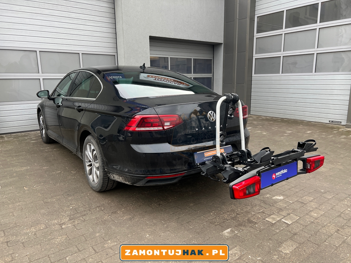 na zdjeciu vw passat sedan b8 z bagaznikiem rowerowym westfalia bc80 led po montazu haka holowniczego w serwisie autoryzowanym w poznaniu efekt 